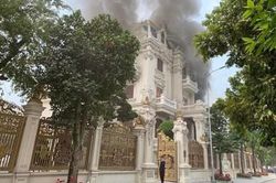 'Lâu đài' trăm tỉ bốc cháy dữ dội ở Quảng Ninh