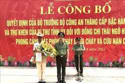 Công bố quyết định thăng cấp hàm lên Đại úy với đồng chí Ngô Thái Hiếu