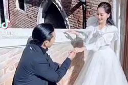 Khánh Thi diện váy cưới, được Phan Hiển cầu hôn bằng nhẫn kim cương ở Ý?