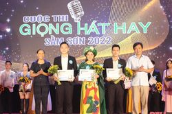 Lê Văn Quang giành ngôi quán quân Cuộc thi Giọng hát hay TP Sầm Sơn mở rộng lần thứ nhất