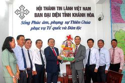 Ông Lê Hữu Hoàng - Phó Chủ tịch Thường trực UBND tỉnh: Thăm, chúc mừng các cơ sở tôn giáo nhân dịp lễ Phục sinh
