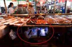 Xúc động cảnh bé gái chui dưới quầy hàng của mẹ để học, nghe chia sẻ mà thương