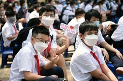 Học sinh cả nước đi học trở lại