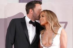 Jennifer Lopez: 'Khóc và cười cùng lúc khi được cầu hôn'