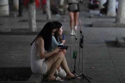 Những cô gái livestream xuyên đêm trên đường phố Trung Quốc