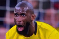 Kante làm đồng đội nổi giận sau pha mất bóng