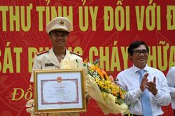 Đại úy Thái Ngô Hiếu nhận Huân chương Dũng cảm
