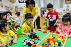 Trẻ mầm non Hà Nội tới trường trở lại