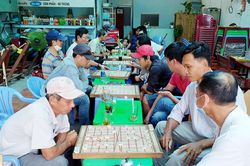 Thư giãn ở quán cà phê cờ tướng