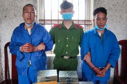 Bắt 2 chú cháu vận chuyển 12 bánh hêrôin