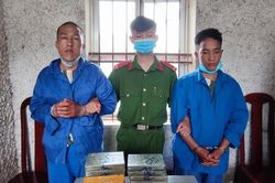 Hai chú cháu vận chuyển 12 bánh heroin