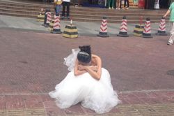 Đi chụp ảnh cưới, chú rể nổi giận bỏ về khi nhìn thấy bộ dạng khác lạ của cô dâu
