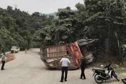 Xe đầu kéo đâm vào vách núi lật ngửa, tài xế tử vong tại chỗ