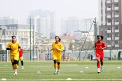 Đội tuyển nữ U18 Việt Nam hứng khởi trong ngày tập đầu tiên