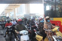 Hạn chế xe máy: Làm sao để khả thi?