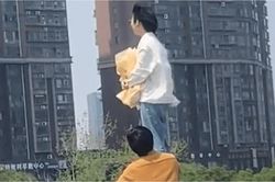 Cô gái ôm hoa đứng trên thành cầu rồi lao xuống sông tự tử, người đàn ông đứng bên dưới gây tranh cãi