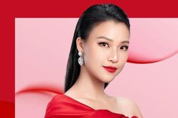 Hậu ly hôn, Hoàng Oanh ôm chặt con trai nhắn nhủ: 'Thương lắm Max ơi!'