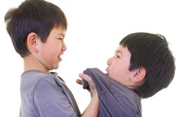 Đừng 'tiếp tay' cho tính hiếu chiến của trẻ