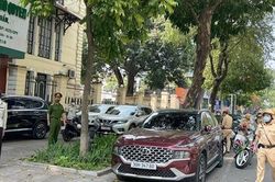 Xử lý hàng loạt bãi trông giữ phương tiện trái phép quanh hồ Hoàn Kiếm