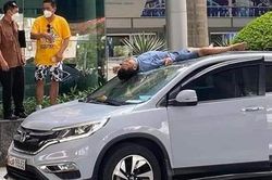 Nam hành khách nhảy từ tầng 2 sân bay Đà Nẵng rơi trúng nóc ô tô