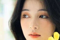 Từ bệnh viện về, mẹ chồng trầm ngâm cả buổi rồi bỗng đưa trả tôi một chiếc hộp đựng toàn tiền vàng