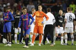 Barcelona 2-3 (chung cuộc 3-4) Frankfurt: Thày trò Xavi bị loại sốc ở Europa League