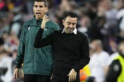 Thua trận trước Frankfurt, Xavi đổ lỗi cho CĐV nhà
