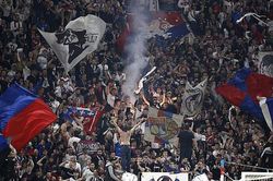 CĐV Lyon đốt sân, gây bạo loạn vì thất bại 0-3 trước West Ham