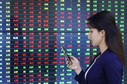 Thị trường chứng khoán hôm nay 15/4: Quanh ở ngưỡng hỗ trợ 1.470 điểm