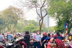 Ùn ứ cổng trường, phụ huynh Hà Nội 'mỏi mắt' chờ con