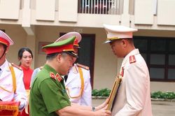 Đại úy Thái Ngô Hiếu cứu sống 4 người nhận Huân chương Dũng cảm