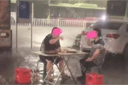 Sự thật 'ngã ngửa' sau bức ảnh hai người đàn ông ngồi uống rượu trong quán