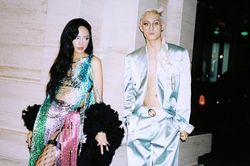 Wren Evans không ngại mang giày cao gót, phá vỡ giới hạn thời trang cùng 'cô em trendy' Khánh Linh