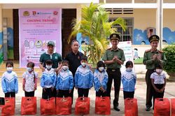 Trao học bổng cho học sinh Trường Tiểu học Liêng Srônh