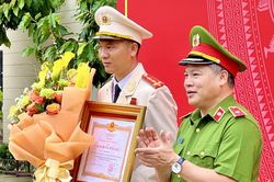 Trao Huân chương Dũng cảm của Chủ tịch nước cho Đại úy Thái Ngô Hiếu