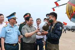 Thủ tướng Phạm Minh Chính khảo sát sân bay quân sự Thành Sơn, thăm Trung đoàn Không quân 937