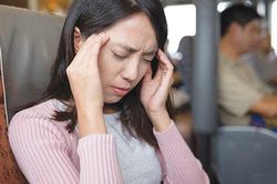 Vì sao ngồi cùng 1 xe, có người say người không?