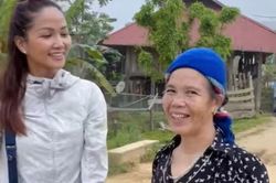'Hoa hậu lạ nhất Việt Nam' được người dân mời vào chơi nhưng H'Hen Niê lại bận đi chăn bò