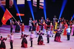 Kiếm thủ Vũ Thành An cầm cờ đoàn Việt Nam tại lễ khai mạc SEA Games 31