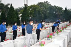 Tỉnh đoàn dâng hương tại Nghĩa trang liệt sỹ Quốc gia Vị Xuyên