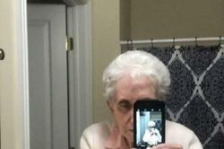 Hết hồn với các kiểu tạo dáng selfie trước gương, ai yếu tim nhìn là sợ xanh mặt