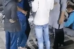 Hãi hùng mặt đất bị sụt kéo theo 5 người và xe máy vào hố 'tử thần'