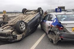 Làm rõ nguyên nhân vụ xe ô tô Honda Civic lật ngửa trên cầu Vĩnh Tuy