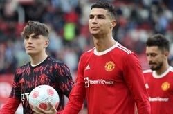 Tin MU 17/4 : Ronaldo tặng kỷ vật hat-trick cho đồng đội 17 tuổi. Pogba khiêu khích CĐV MU