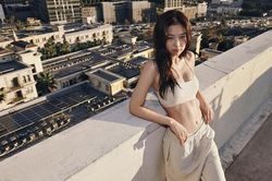 Mùa hè phải trang điểm như Jennie Blackpink, nhẹ nhàng mà như quả mọng