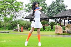 Thúy Hằng bị chấn thương nhưng vẫn giành Cúp tại giải Golf