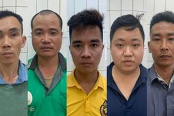 Triệt phá sới bạc ngay trên vỉa hè đường Phạm Hùng
