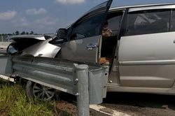 Xe 7 chỗ va chạm xe đầu kéo nát bét trên đường cao tốc Trung Lương - Mỹ Thuận