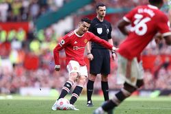 Lập hat-trick, Ronaldo được MU thưởng bộn tiền