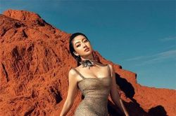 Hoa hậu Lương Thùy Linh diện đồ xuyên thấu 'cực đỉnh', tưởng hở nhưng hóa ra 'kín như bưng'